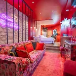 Suite Jacuzzi & Sauna Privatifs - Paris - Or Norme By Le Douze