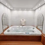 Suite Jacuzzi & Sauna Privatifs - Paris - Or Norme By Le Douze