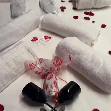 Love hotel Jacuzzi & Sauna Privatifs - - Or Norme By Le Douze Paris