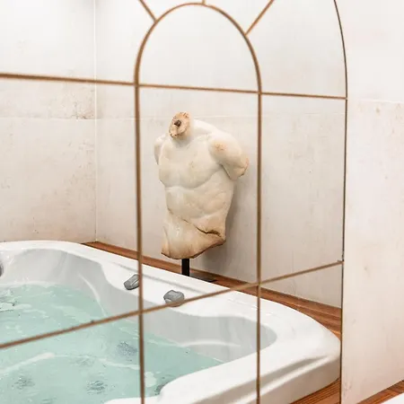 Jacuzzi & Sauna Privatifs - - Or Norme By Le Douze Love hotel